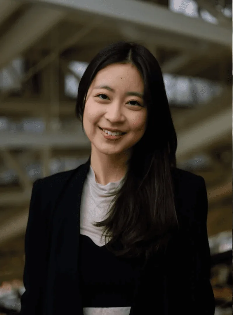 Jenny Y., Young Guns alumna, smiling in a dark blazer